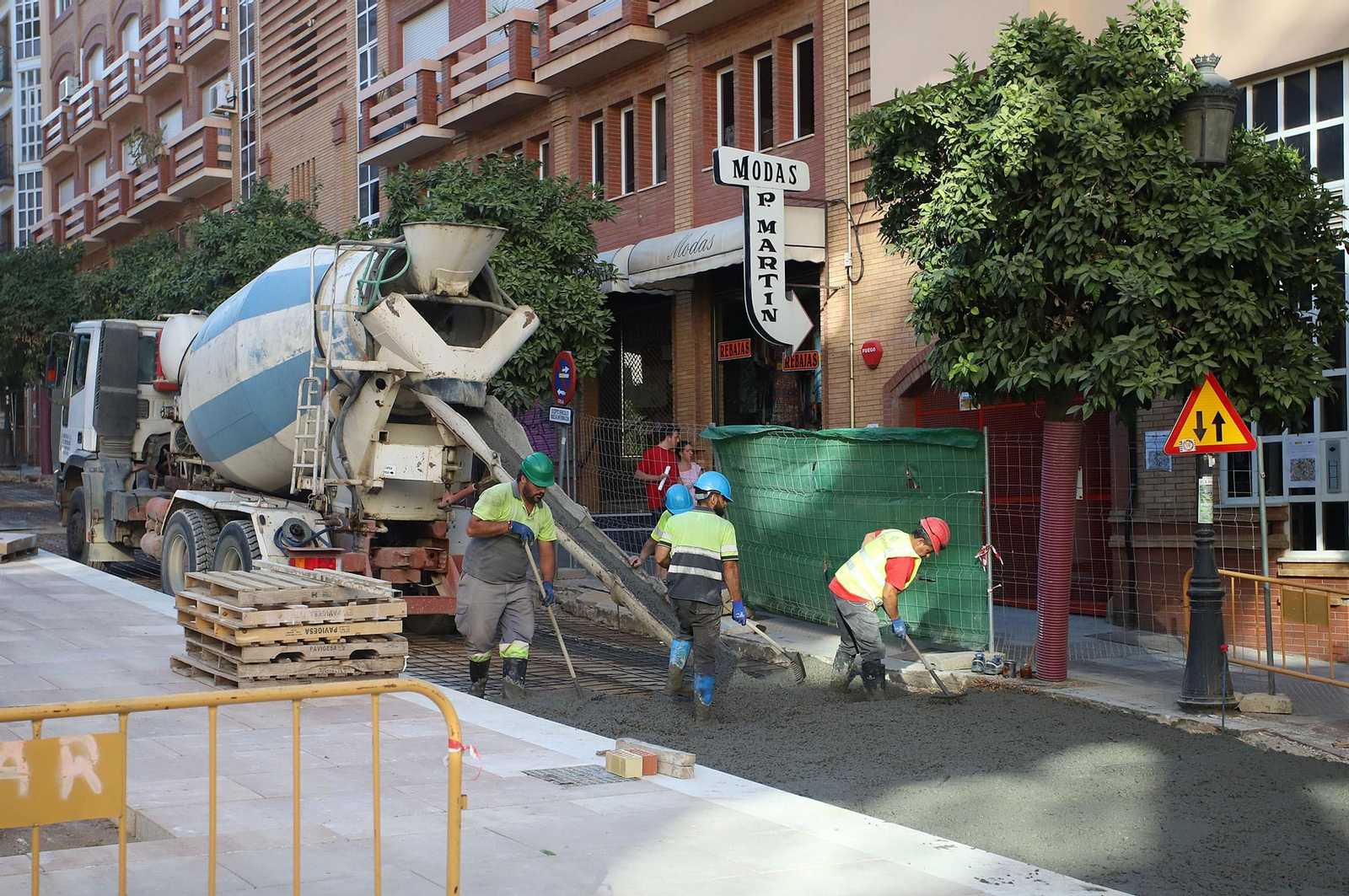 Imágenes de la visita de Pilar Miranda a las obras de peatonalización en la calle Méndez Núñez