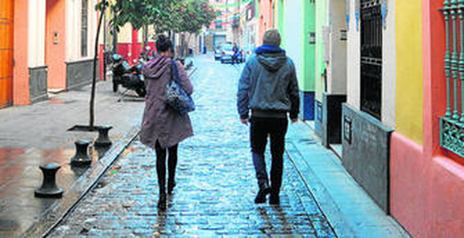 Dos paseantes, ayer, por la calle Alonso el Sabio.