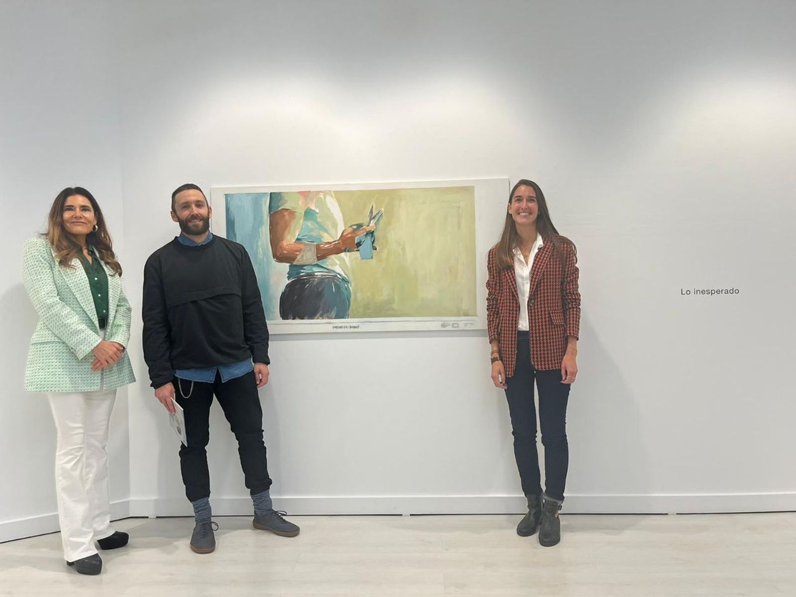 Joaquina Castillo, Antonio Suárez y Jennifer Rodríguez junto a una de las pinturas.