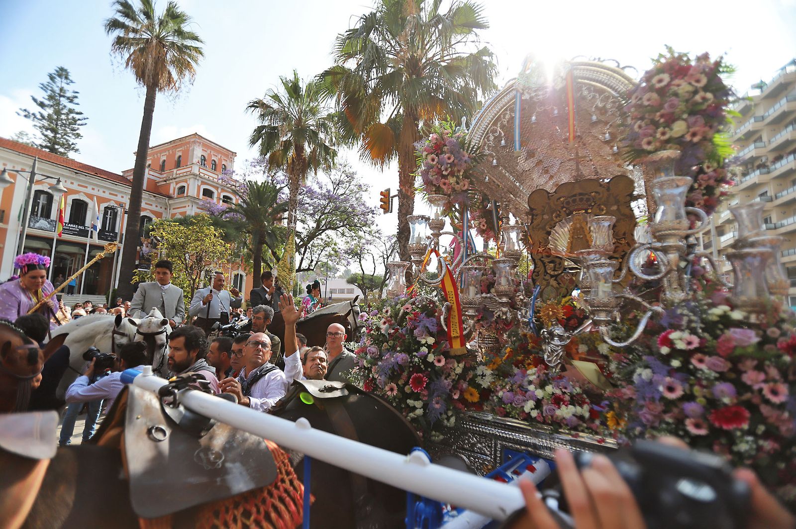 El Rocío 2023: Imágenes de la Hermandad de Emigrantes en su salida de Huelva