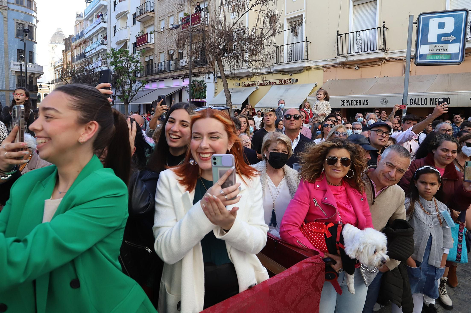 Ambiente en las calles de Huelva para ver la Legión junto al Cristo de la Vera+Cruz