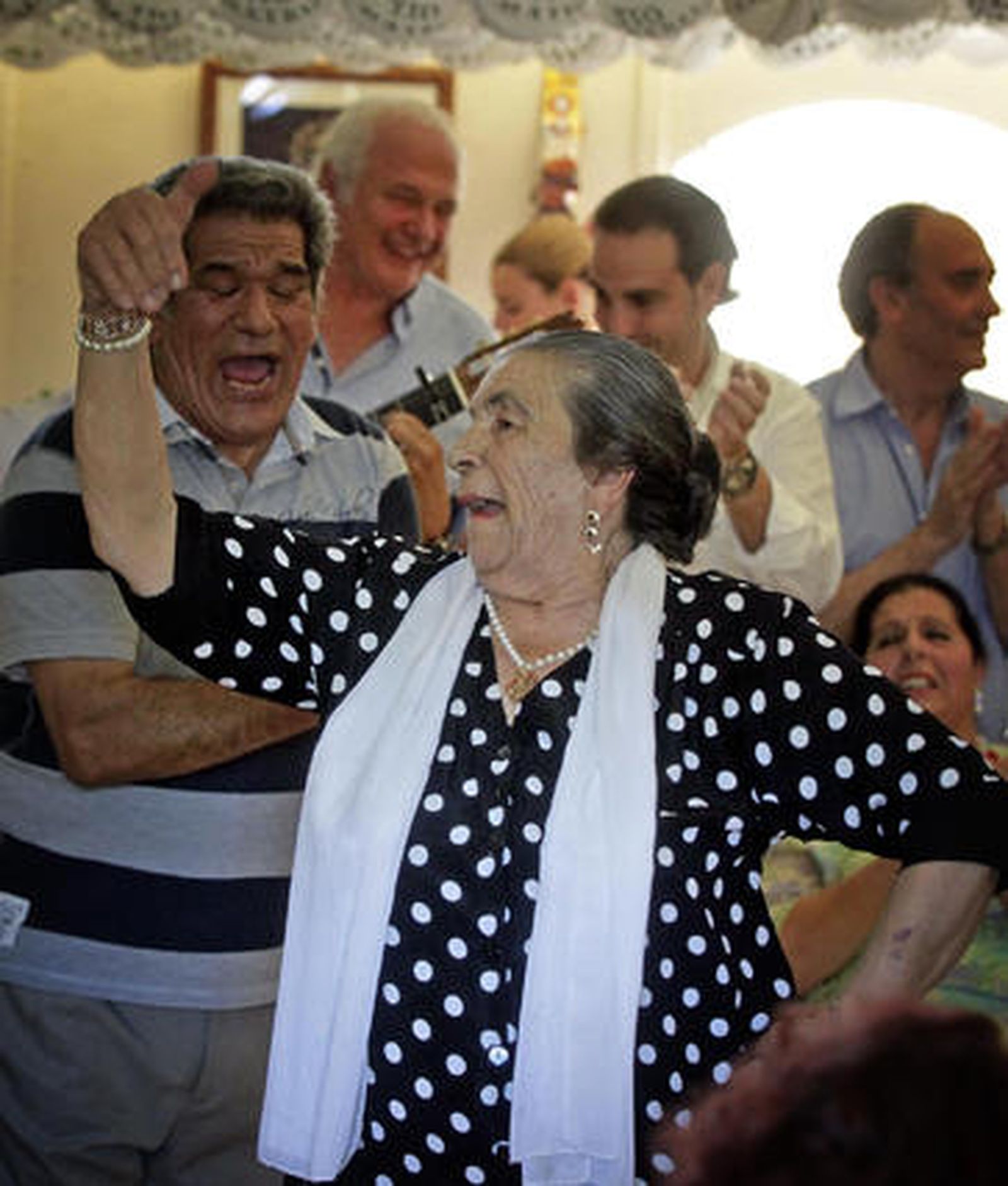 En la caseta de 'Tío José de Paula' ya se escucharon ayer los primeros cantes. En la imagen, Angel Vargas le canta a Salvaora. 

Foto: Miguel Angel Gonzalez