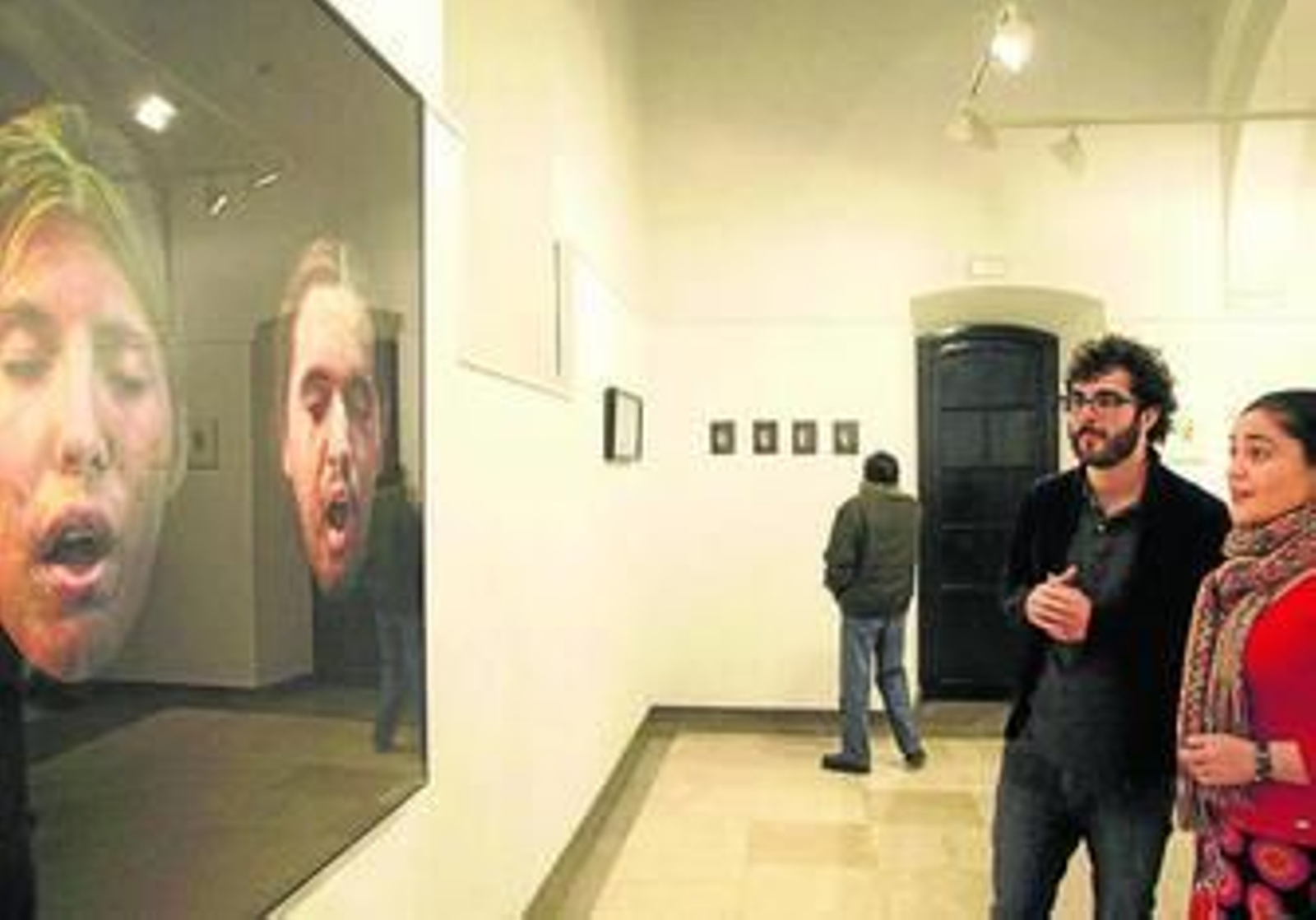 El artista Javier Palacios recorre su colección pictórica junto a la edil de Cultura, Inmacula Nieto, ayer. El artista Javier Palacios recorre su colección pictórica junto a la edil de Cultura, Inmacula Nieto, ayer.