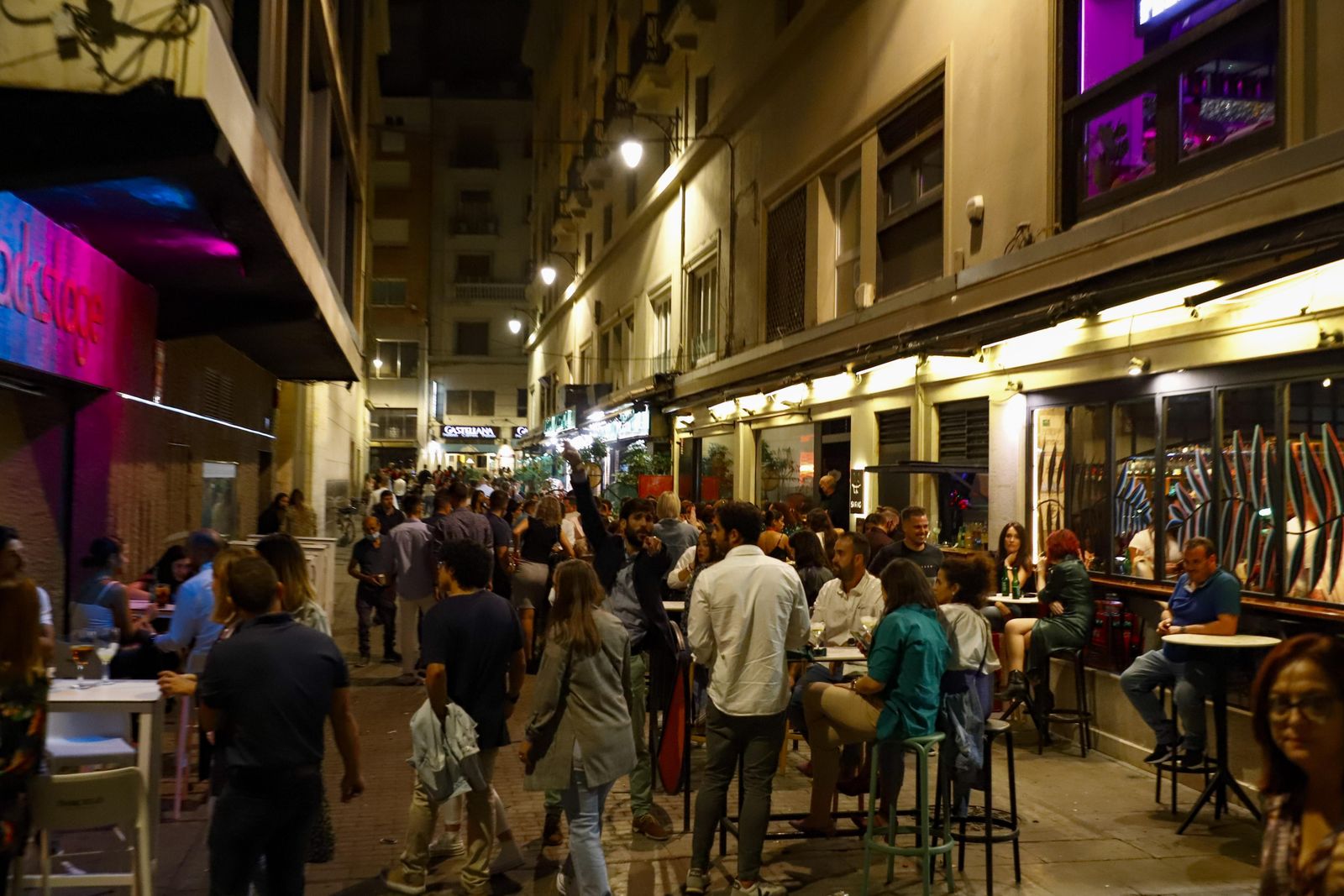 La Policía Local  interviene contra la ocupación ilegal de terrazas en seis locales del centro de Granada