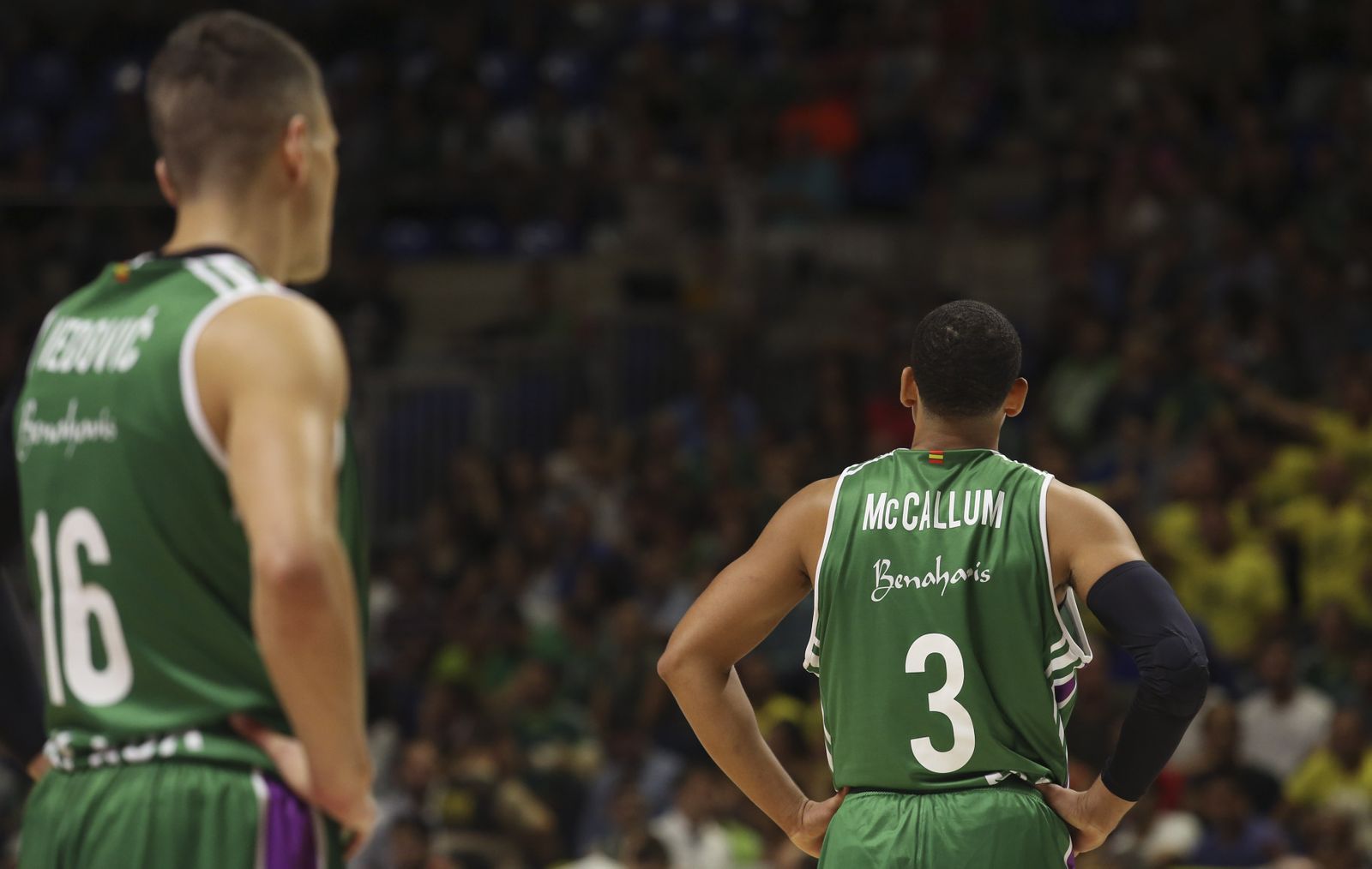 Nemanja Nedovic y Ray McCallum, en uno de los choques del presente curso.