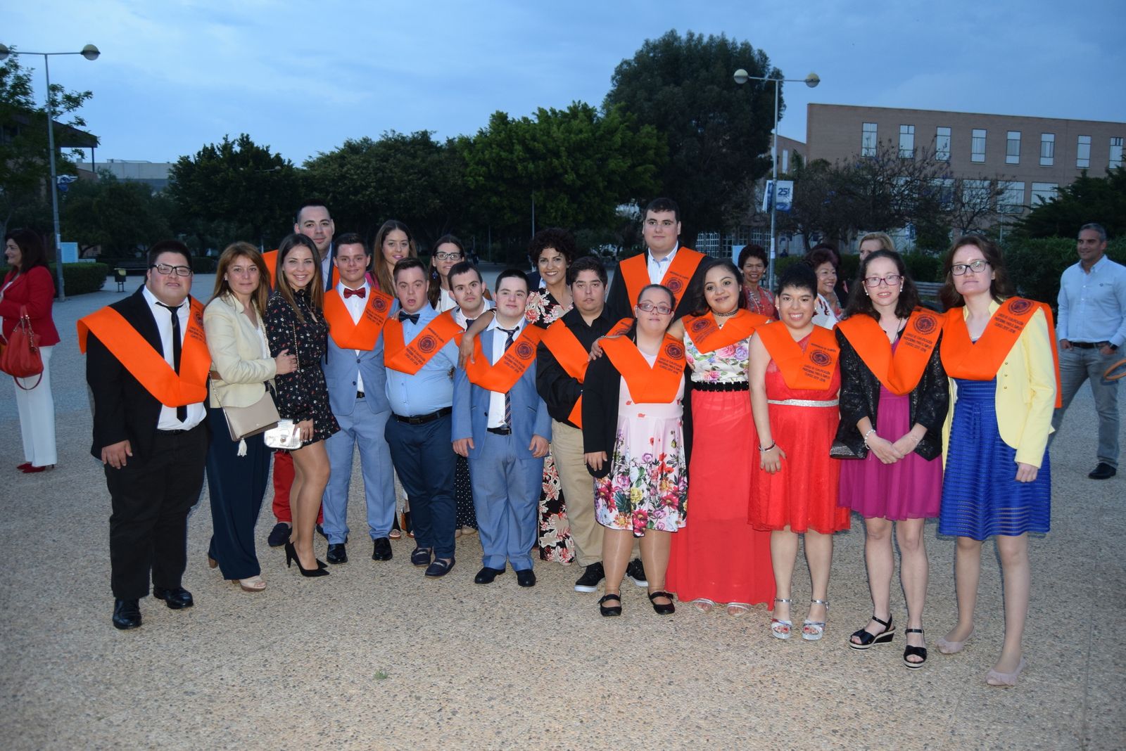 Los estudiantes posan en el campus.