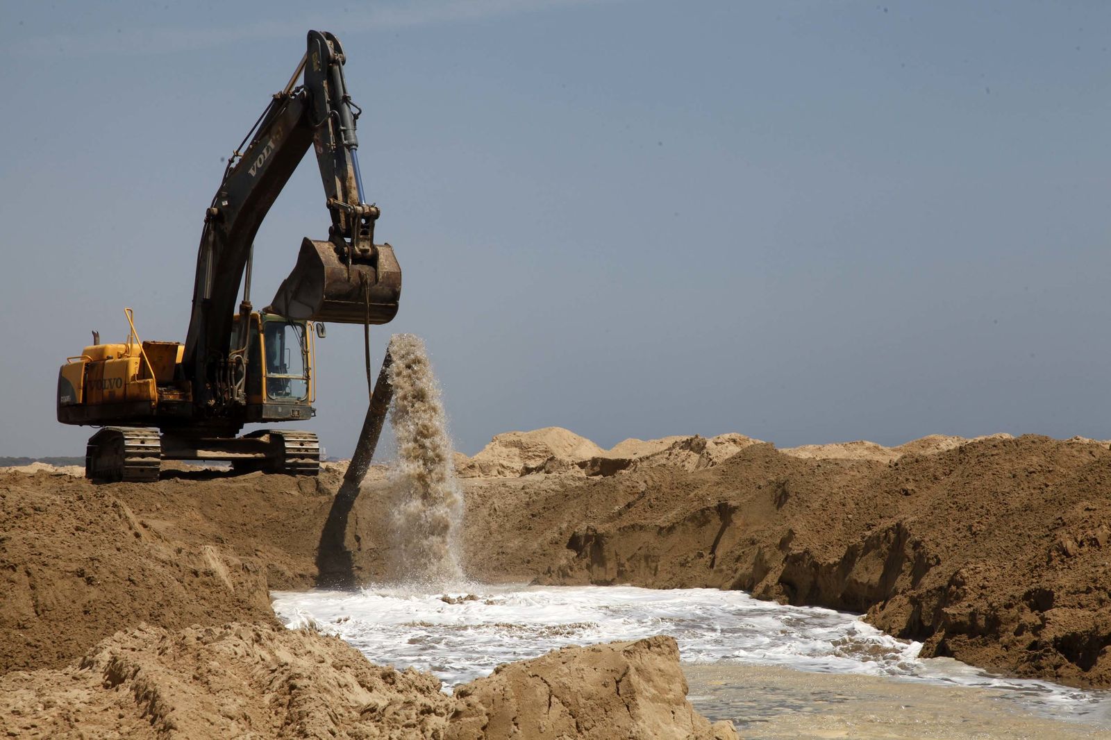 El inicio de los trabajos de regeneración de la arena en la playa de El Portil