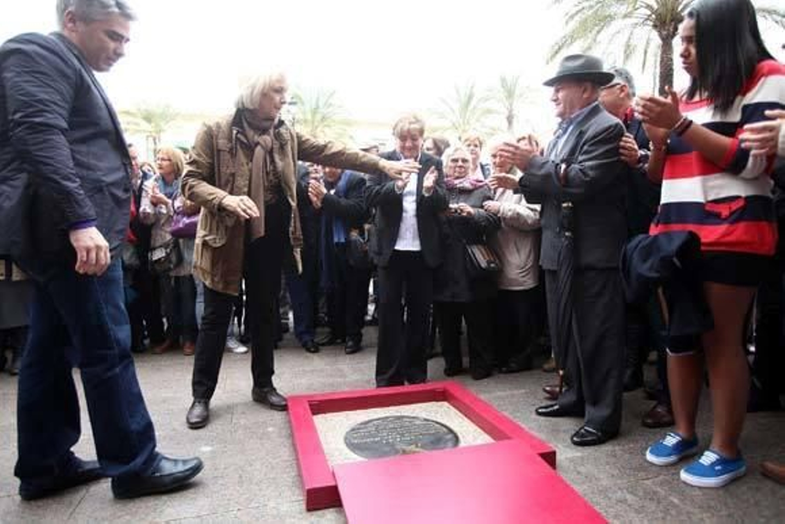 Vicente Sánchez y Teófila Martínez junto a los hijos de Paco Alba en el descubrimiento de la losa dedicada al creador de la comparsa.   Foto: Jesus Marin