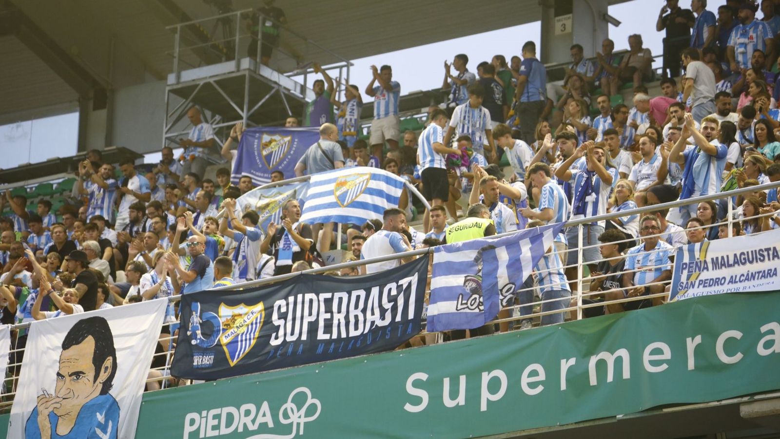 Aficionados del Málaga en la Tribuna de El Arcángel en su última visita al Córdoba CF.