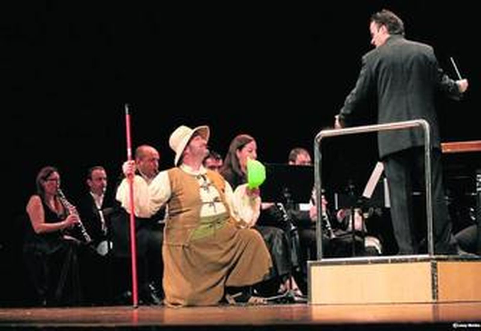 Jesús Herrera como Sancho Panza charla con el director de la Banda.