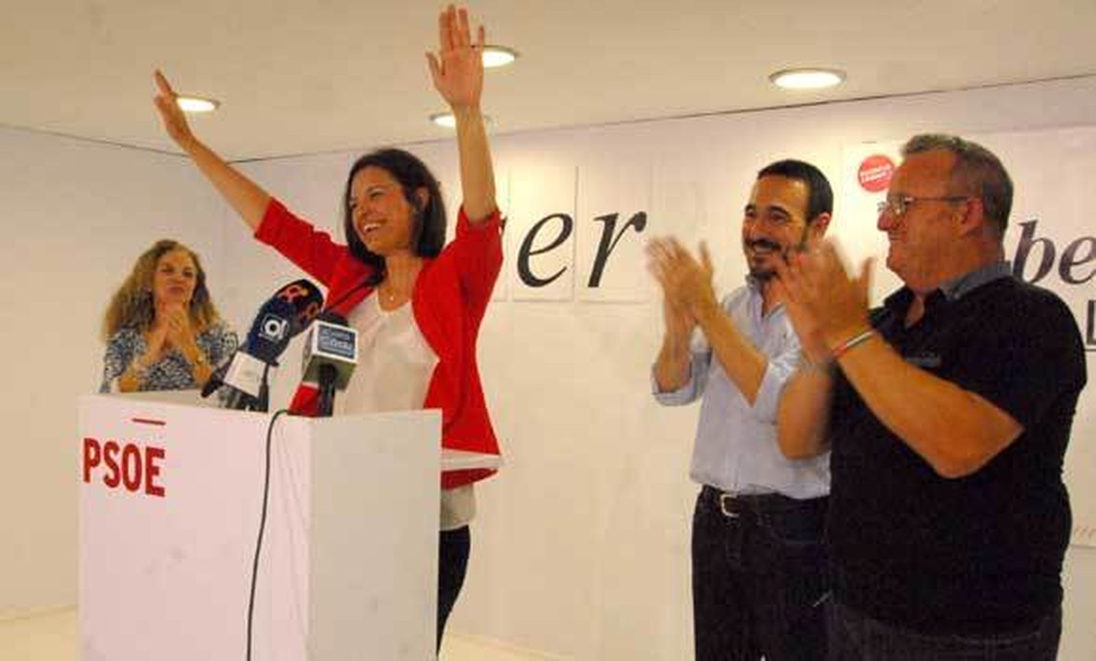 Cavada, eufórica en la sede del PSOE. /Rioja