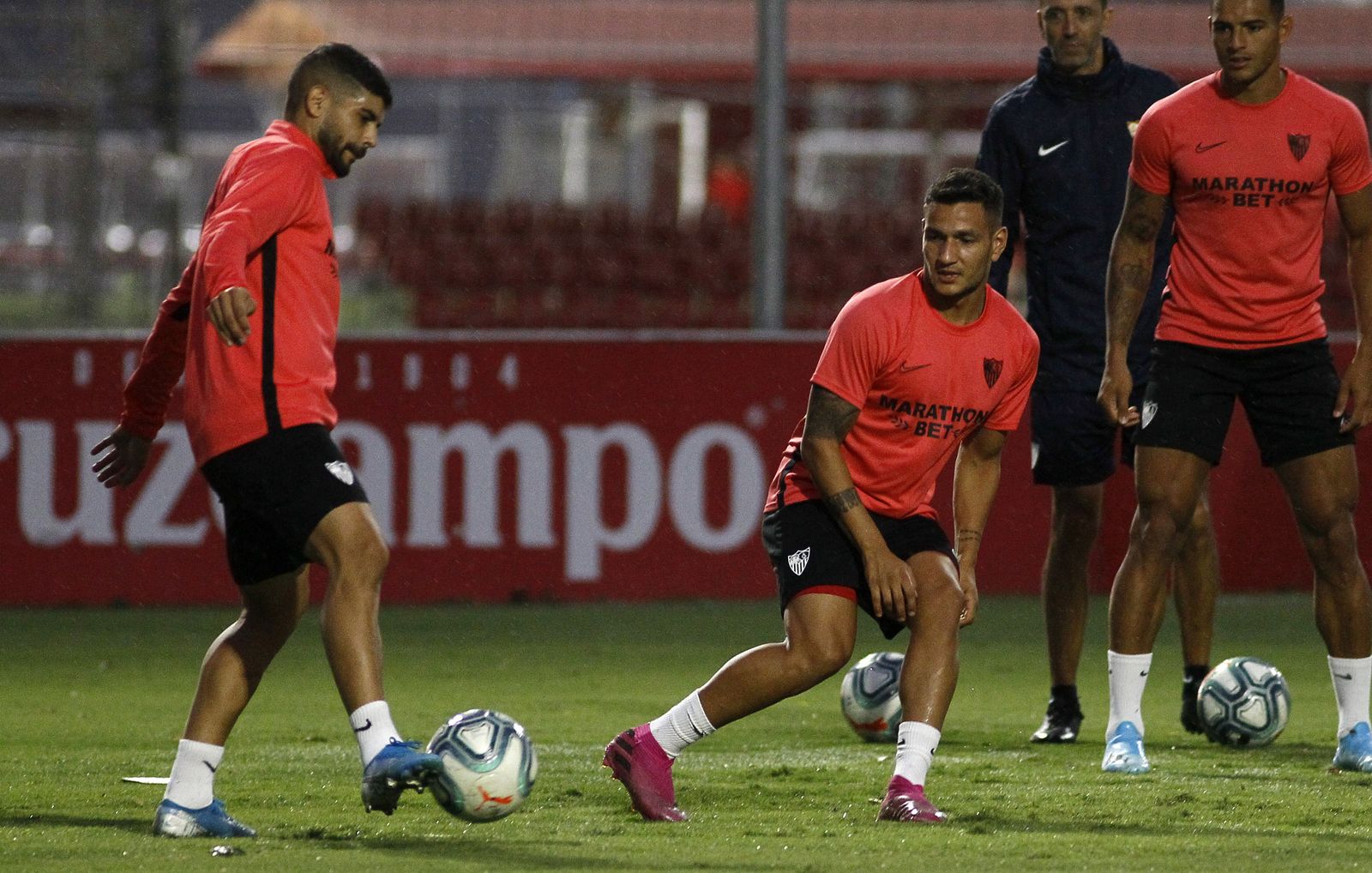 Banega, Rony Lopes y Diego Carlos, en la sesión de este lunes.