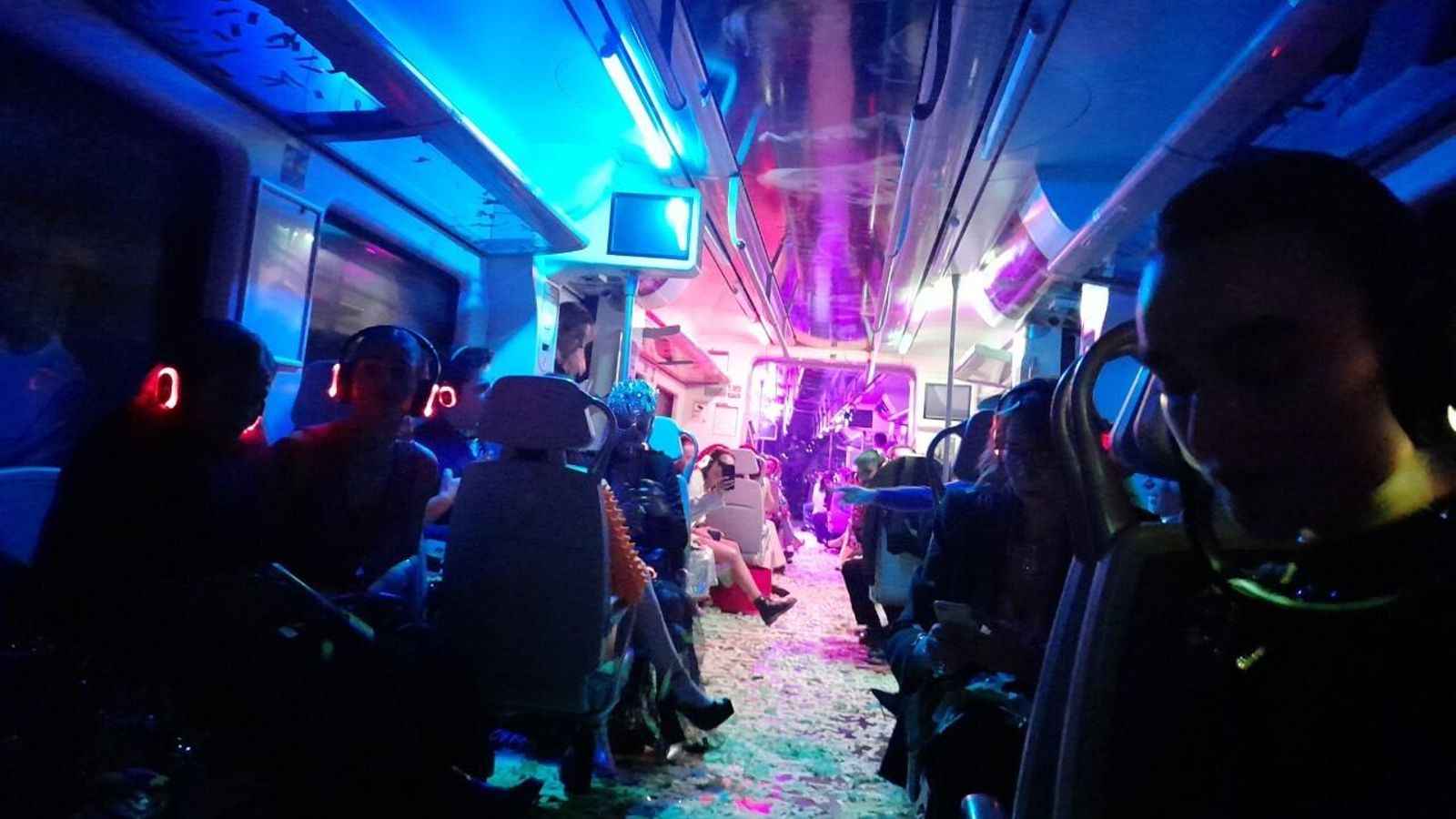 Un momento del viaje en tren de los invitados de Paco León