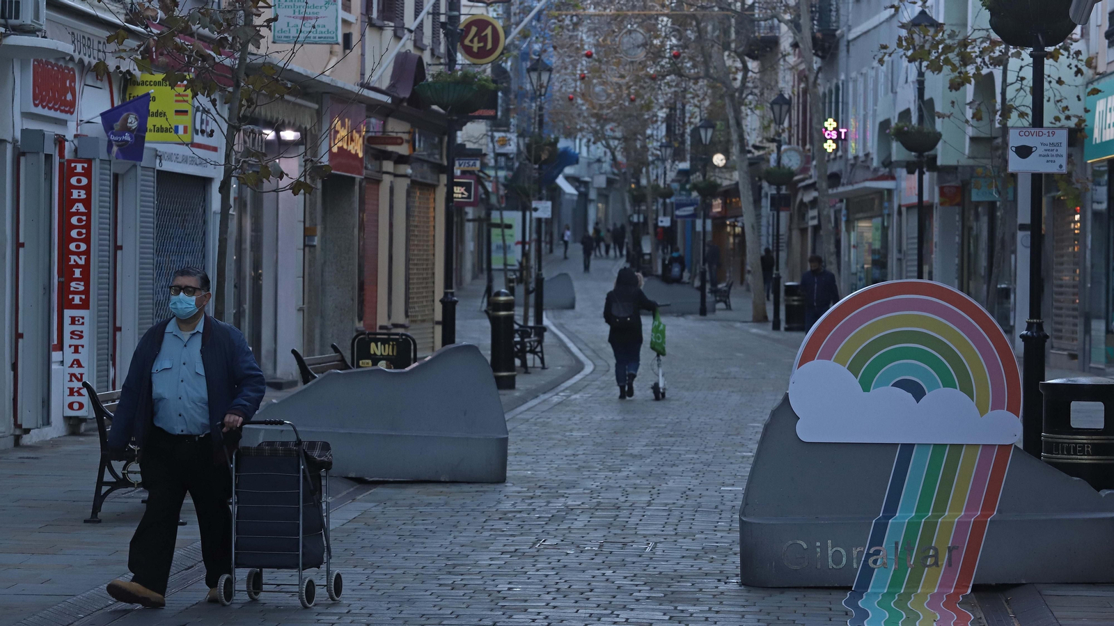 Varias personas caminan por Gibraltar