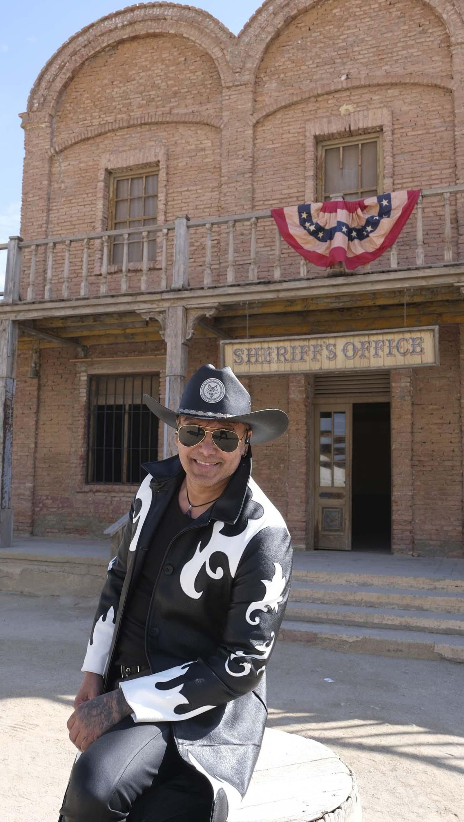 Fotos del rodaje de un videoclip de Coyote Dax, en el MiniHollywood Oasys de Tabernas