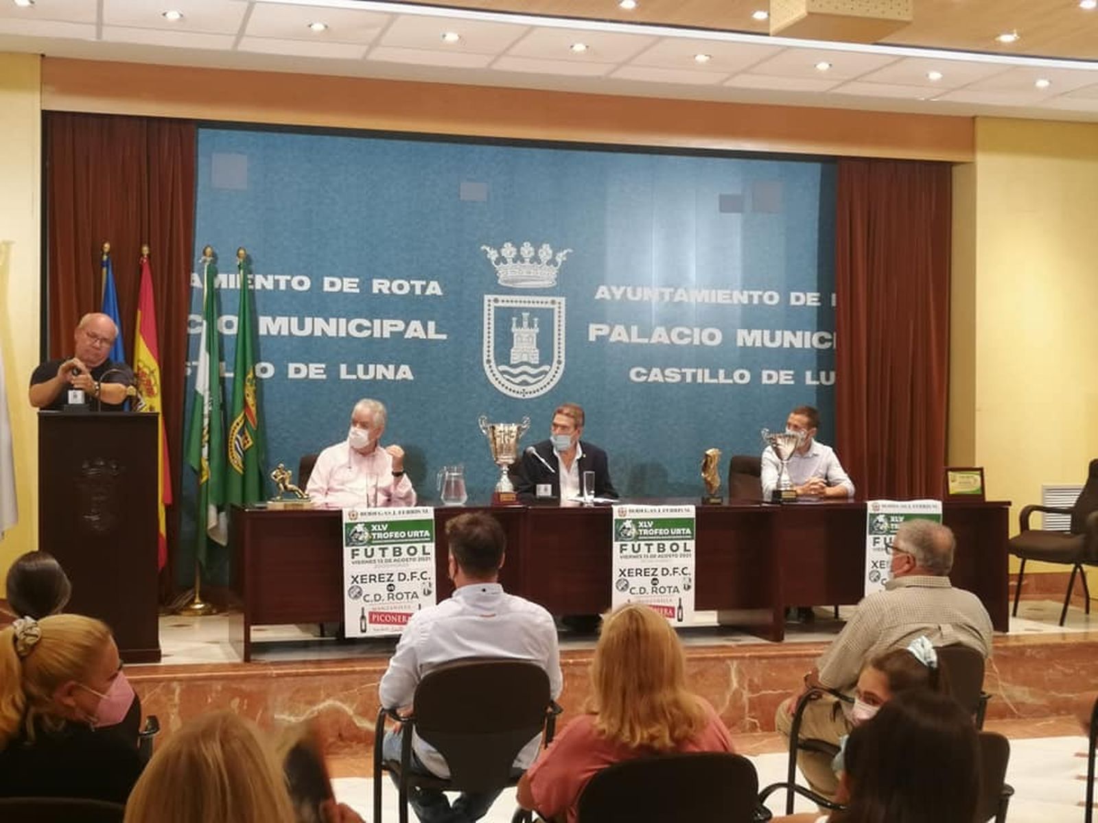 Un momento de la presentación del Trofeo Urta en el Castillo de Luna.