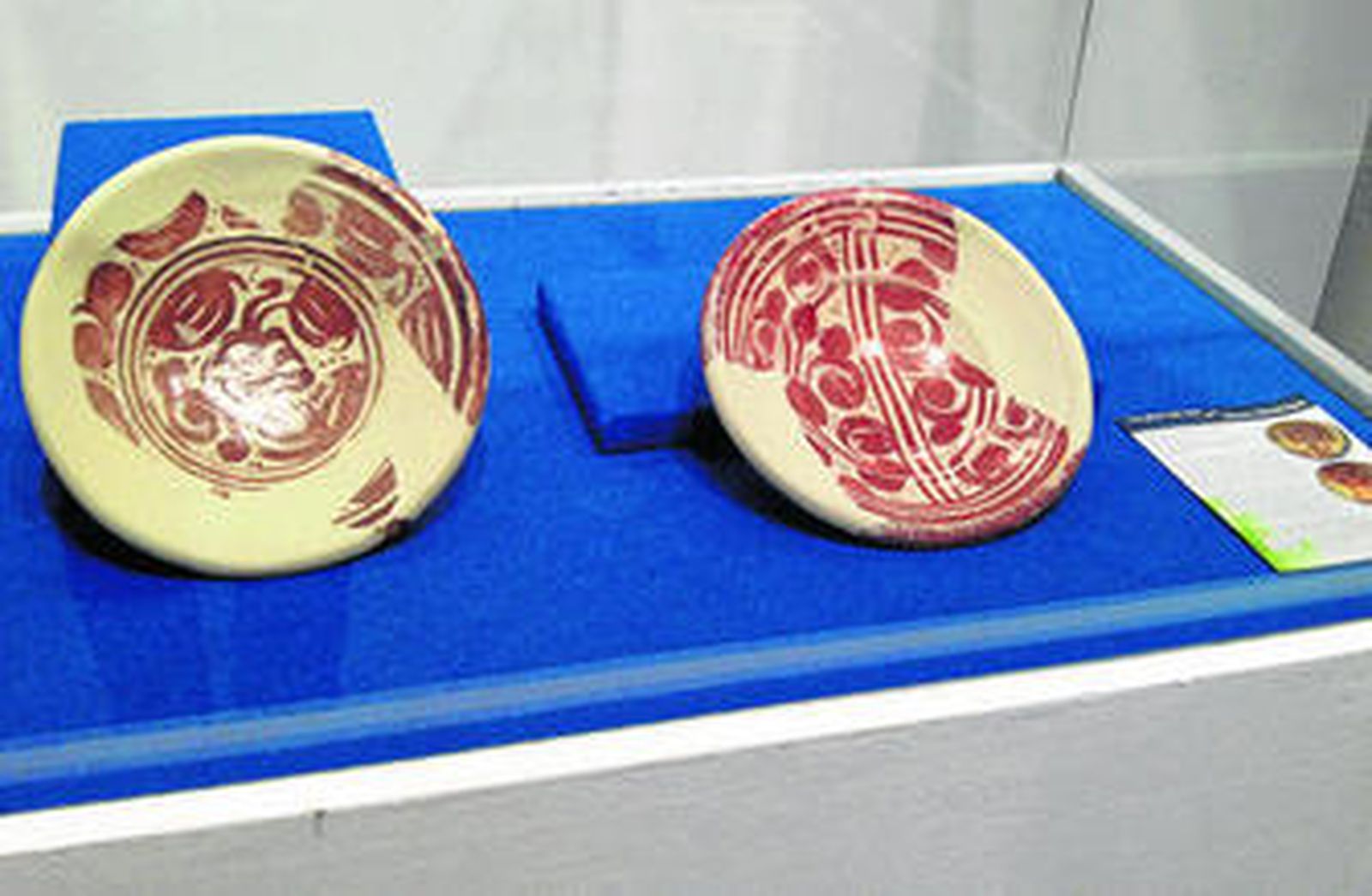 Los dos platos de loza dorada de Manises se podrán contemplar durante todo el mes de febrero.