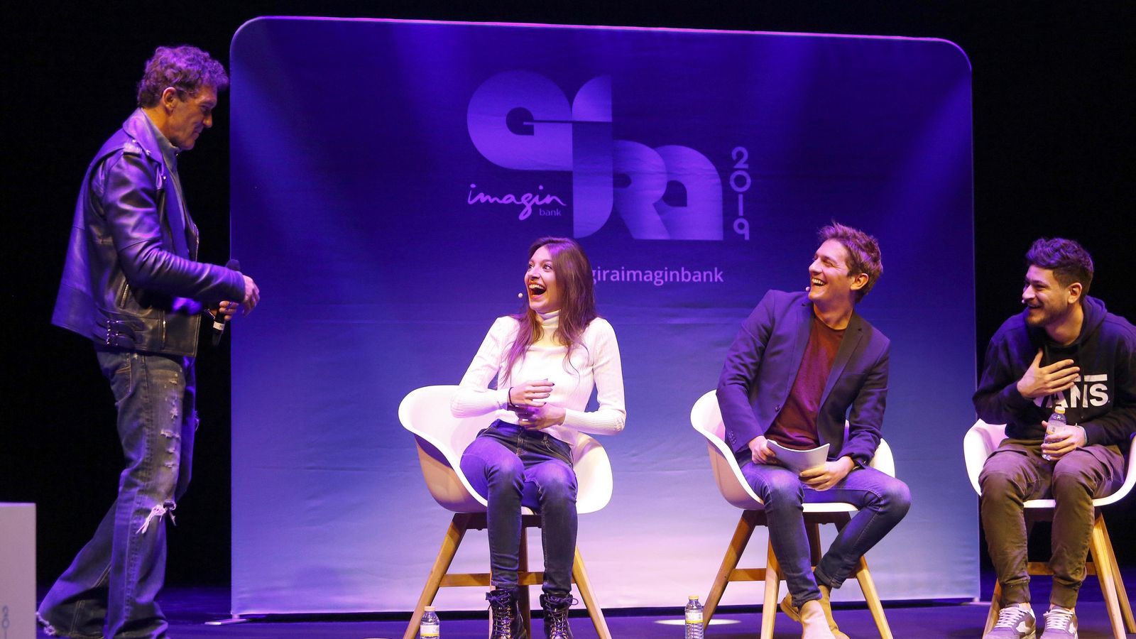 Antonio Banderas aparece por sorpresa durante la charla.