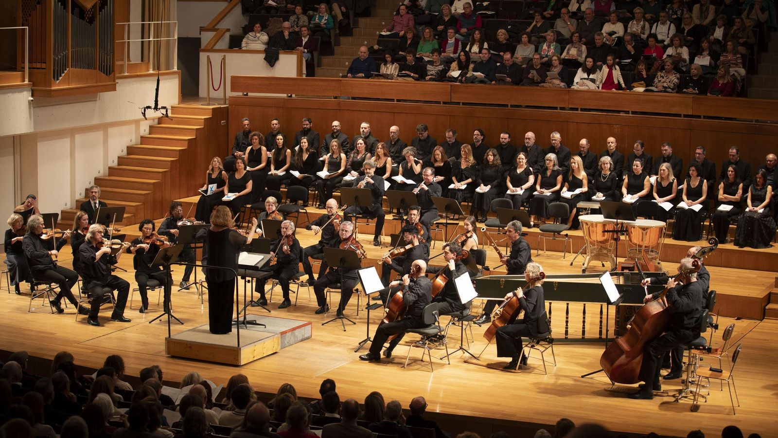 El completo graderío del Auditorio Manuel de Falla de Granada junto a la formación orquestarl.