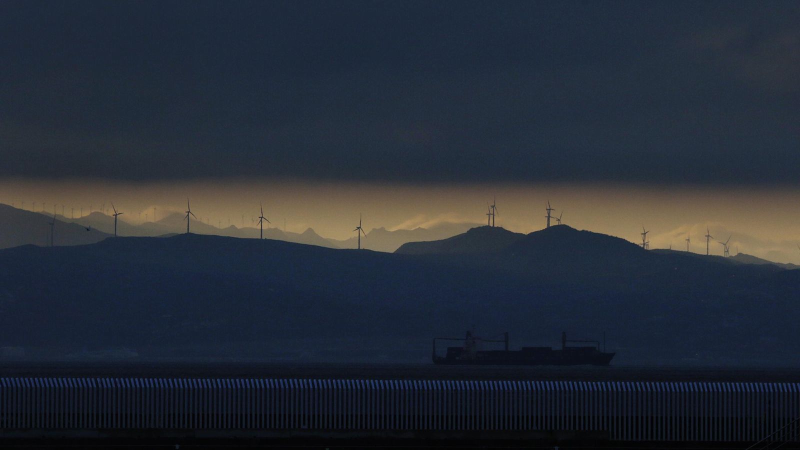 Un buque navega por el área del Estrecho de Gibraltar.