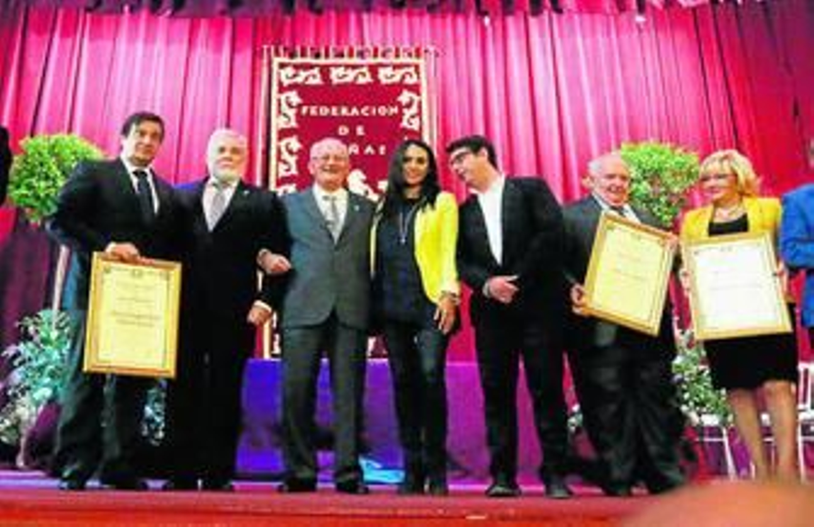 Morales, Luque, González y García, con algunos de los premiados. Morales, Luque, González y García, con algunos de los premiados.