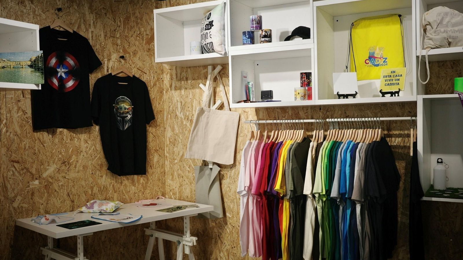 Algunos de los productos fabricados en Los del merch.