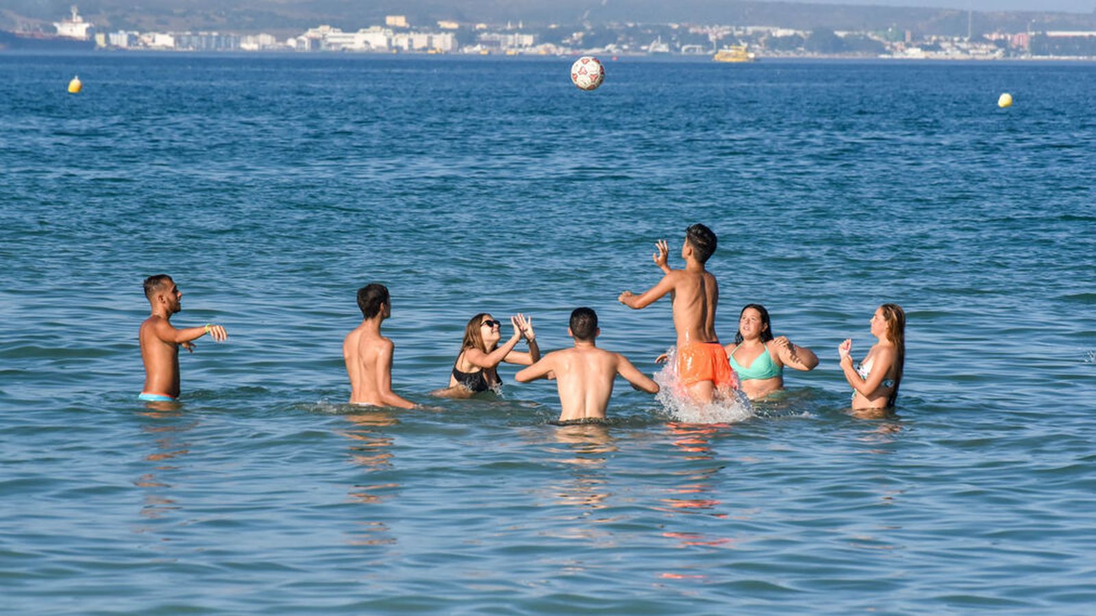 Un grupo de personas juega en la playa de El Rinconcillo, en Algeciras.
