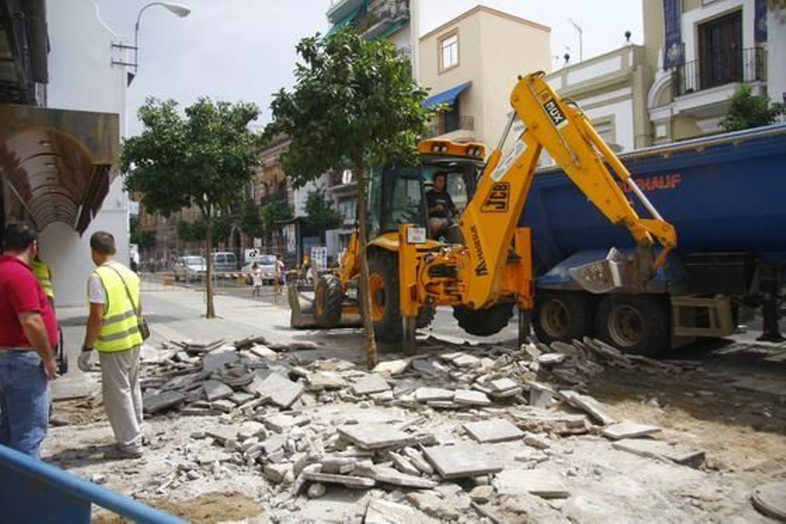 Los operarios ya han comenzado con los trabajos para peatonalizar la calle San Jacinto.

Foto: Belén Vargas