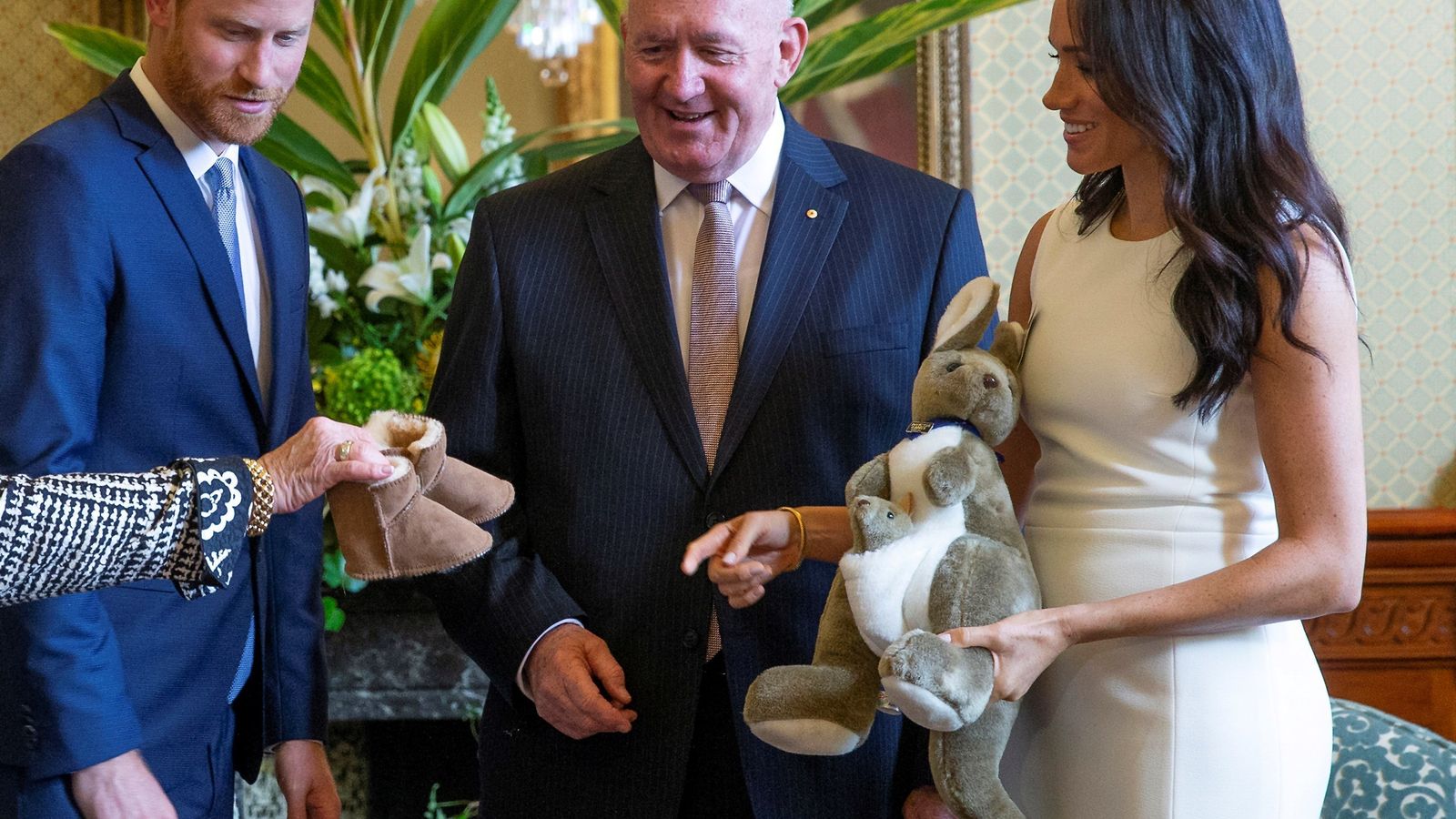 Enrique y Meghan recibieron en Australia los primeros regalos para su bebé.
