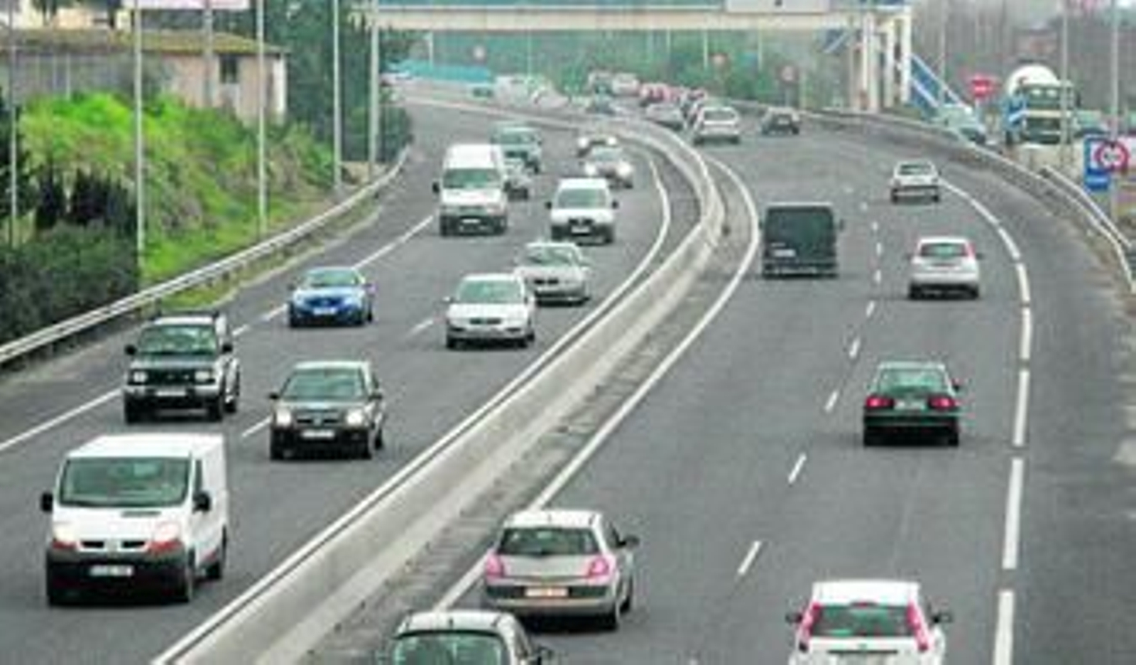 Un tramo de la autovía a su paso por Mijas Costa.