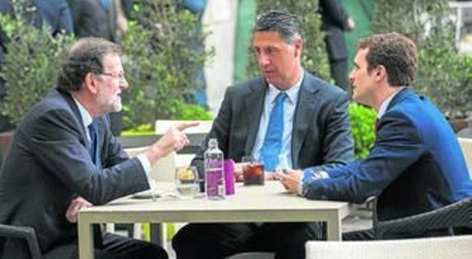 Mariano Rajoy, Xavier García Albiol y el vicesecretario de Comunicación del PP, Pablo Casado, tras el desayuno coloquio de ayer en Madrid.