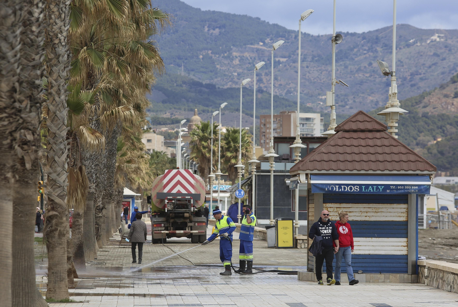 Las fotos de los trabajos en los paseos marítimos y chiringuitos de Málaga para paliar los efectos del temporal