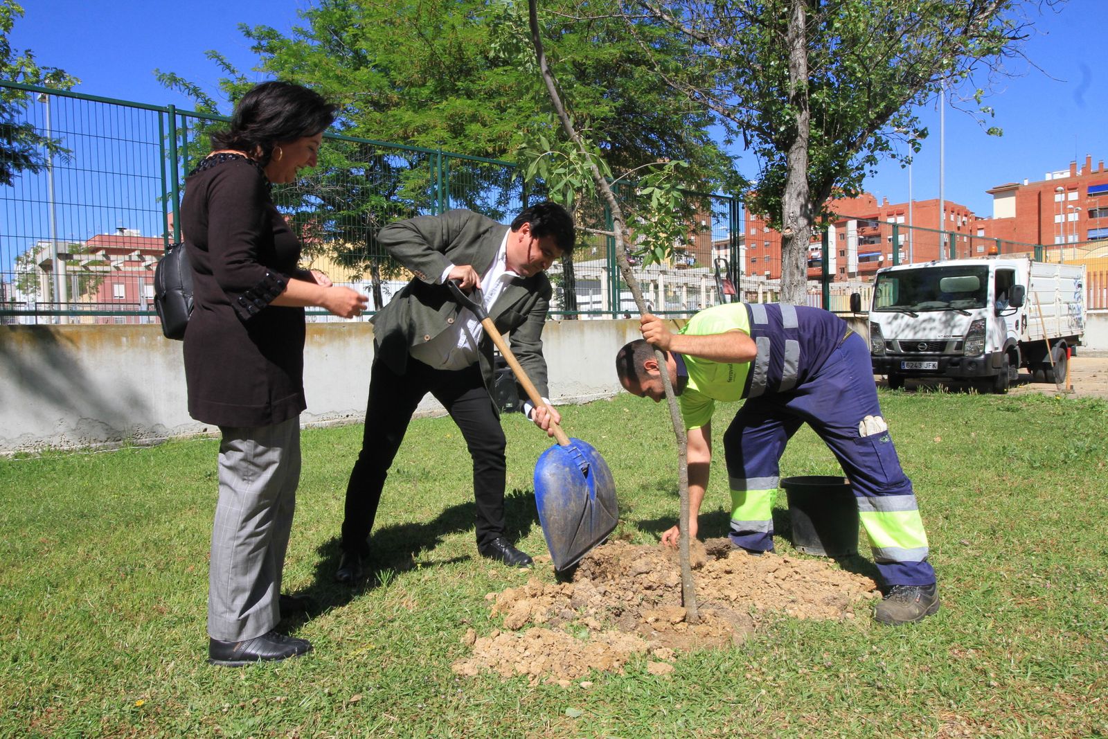 Imágenes de la plantación de árboles llevada a cabo en el colegio Los Rosales, con motivo del incendio del año pasado