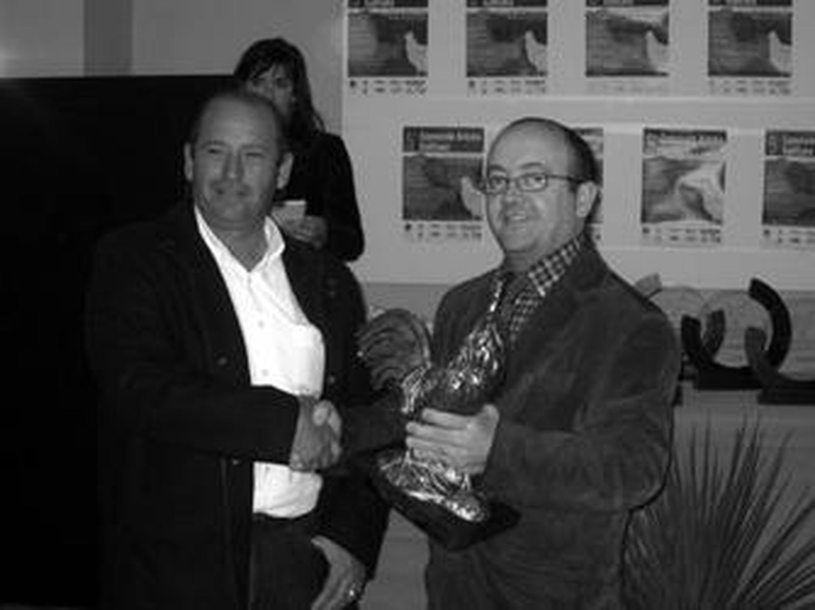 Alfonso Pecino entrega el galardón del primer premio al mejor gallo andaluz sureño a José María Saborido López, de Arcos de la Frontera.