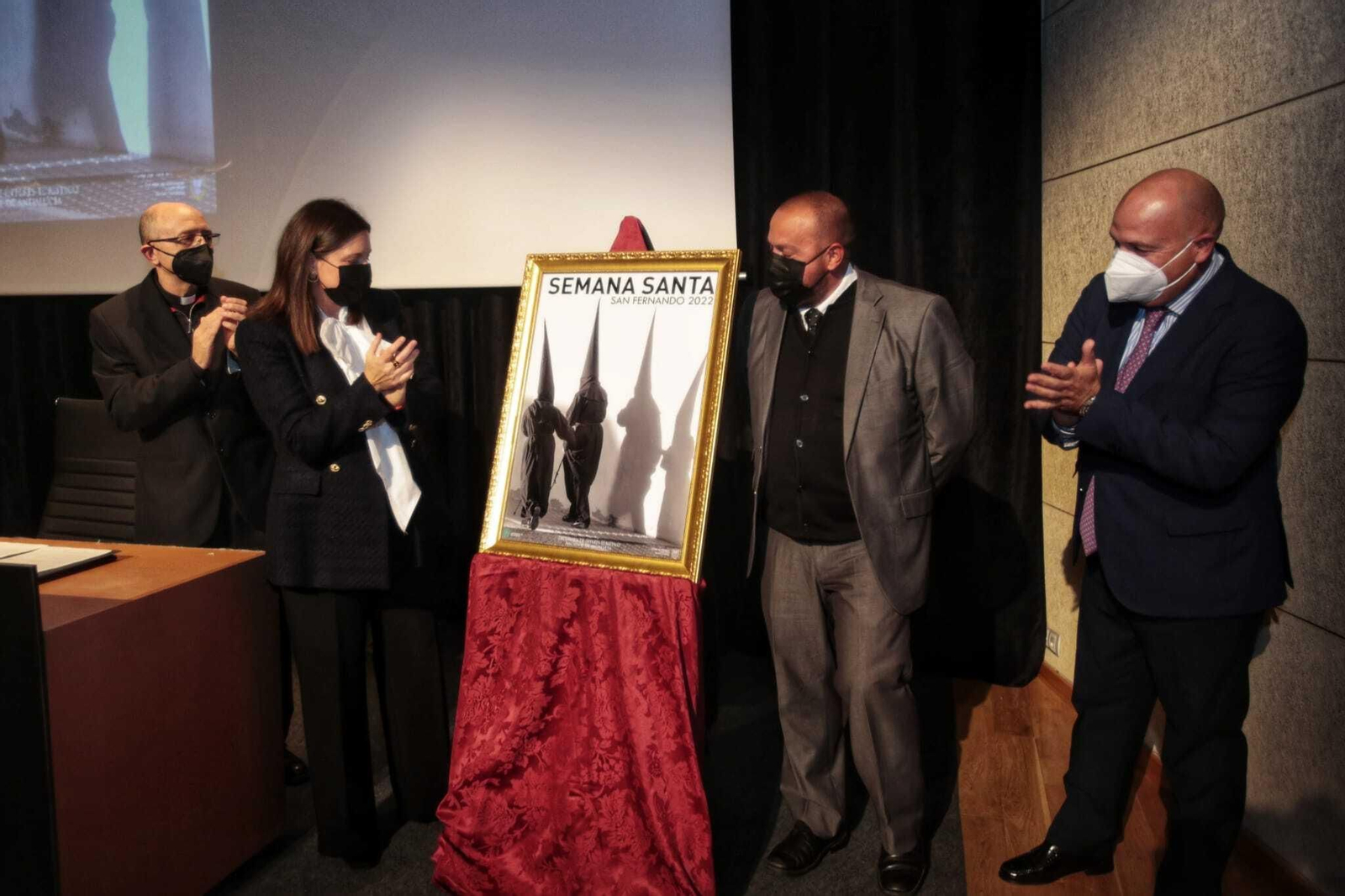 Momento en el que se descubre el cartel de la Semana Santa. De izquierda a derecha, Gonzalo Núñez del Castillo, arcipreste de San Fernando; Patricia Cavada, alcaldesa; Sergio Gutiérrez Blanco, autor de la obra; y Manuel Antonio García López, presidente del  Consejo de Hermandades.