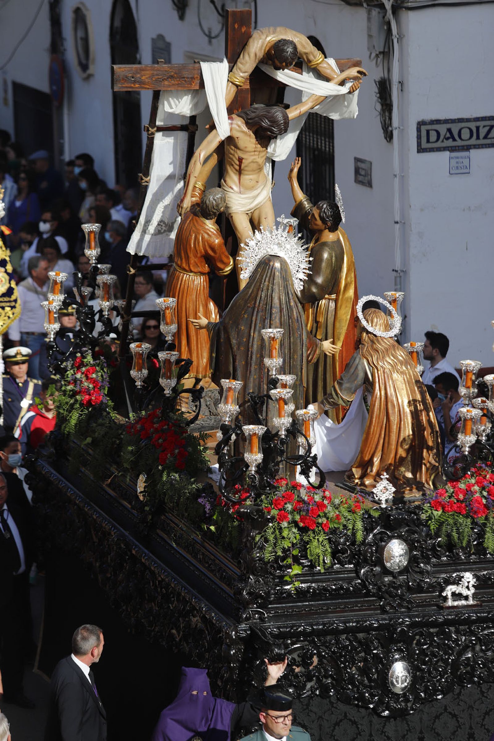 La Hermandad del Descendimiento en su recorrido por las calles de Huelva el Viernes Santo