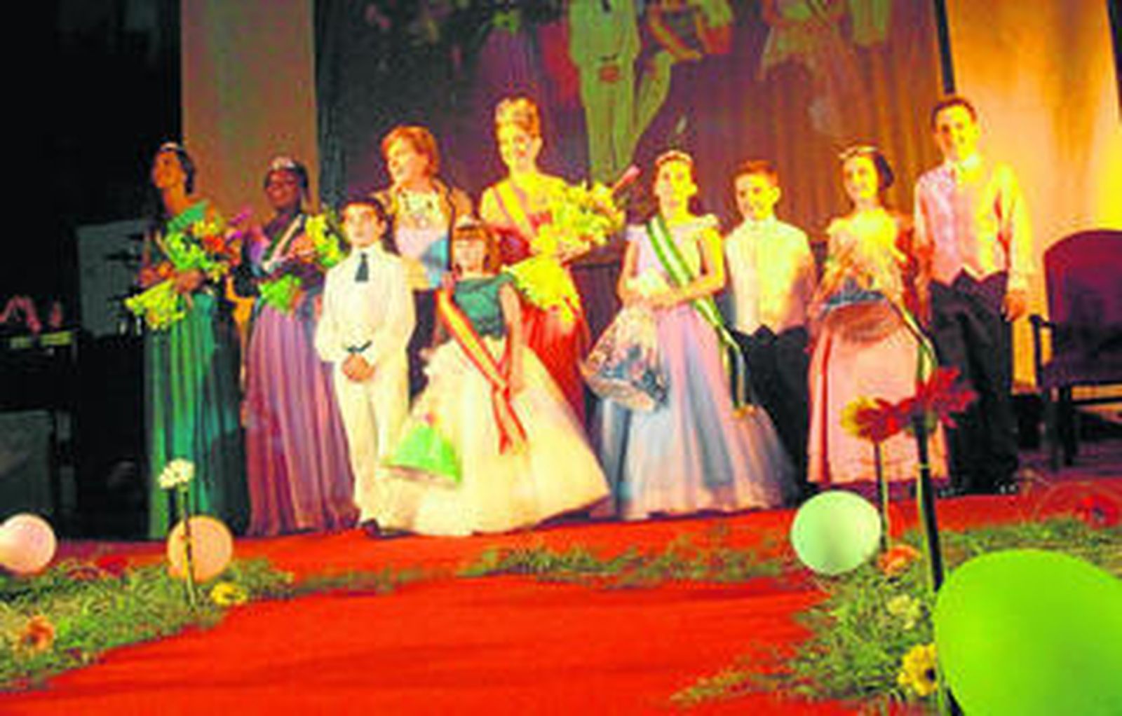 Foto de familia de las reinas y damas juveniles e infantiles.