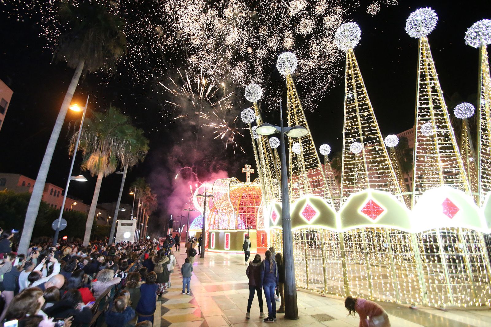 Las imágenes del encendido de las coronas de los Reyes Magos