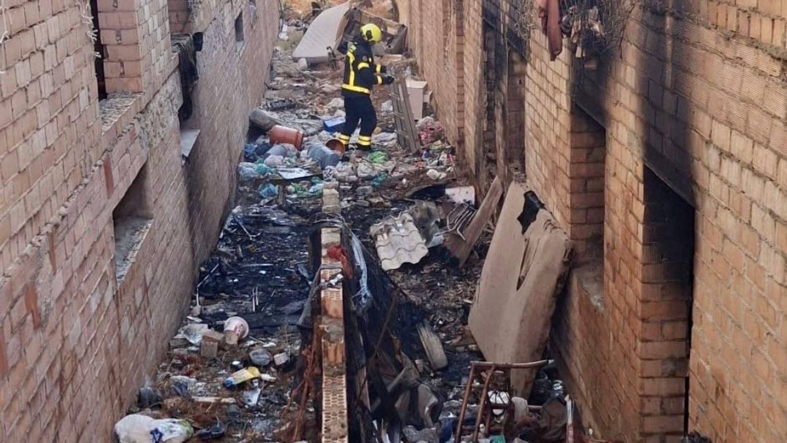 Arde un edificio abandonado junto al campo de fútbol El Cano en Algeciras.