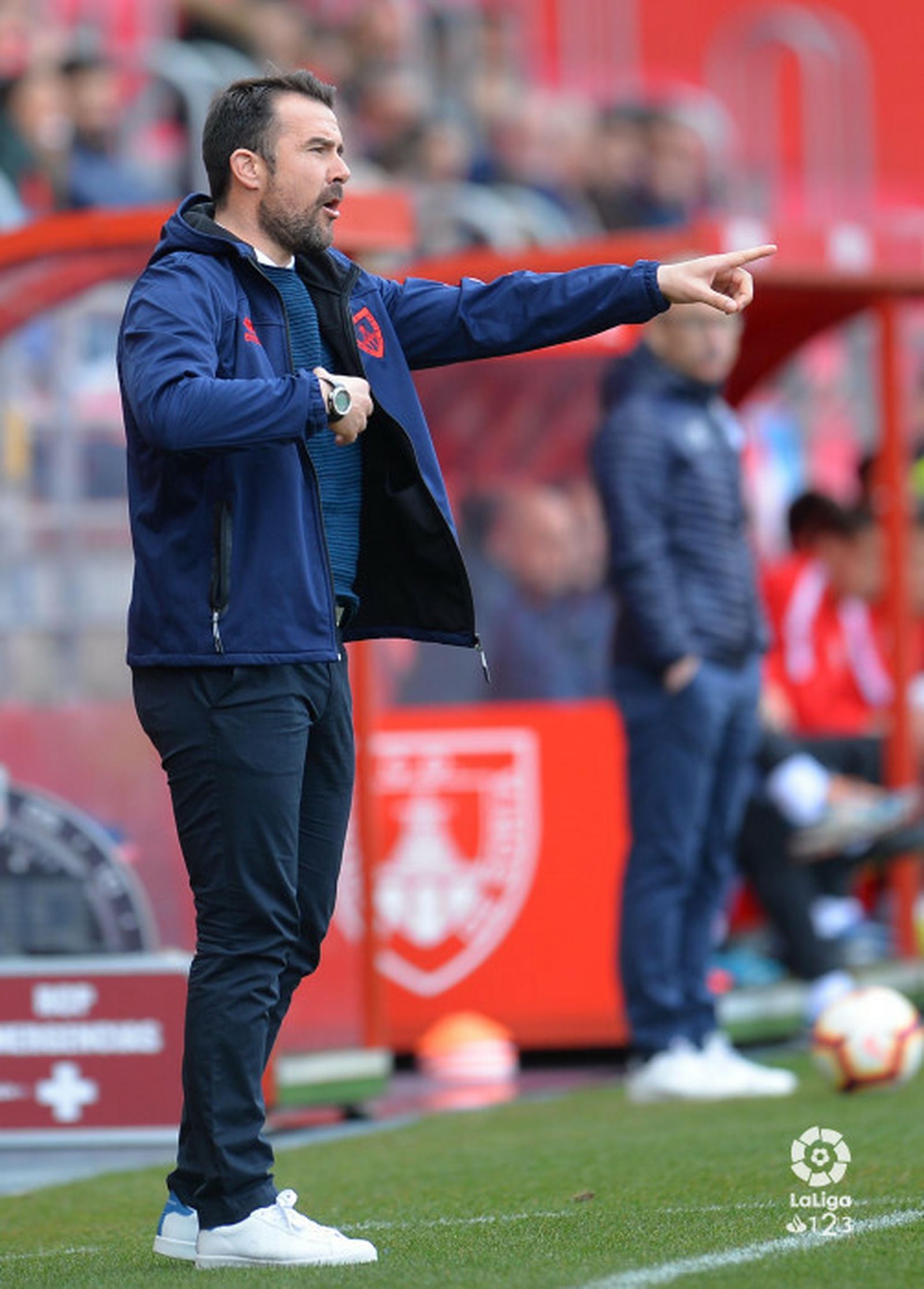 López Garai da instrucciones a su equipo.