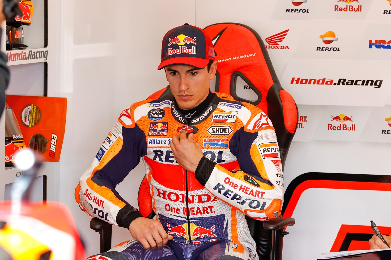 Marc Márquez, con gesto serio en su box.