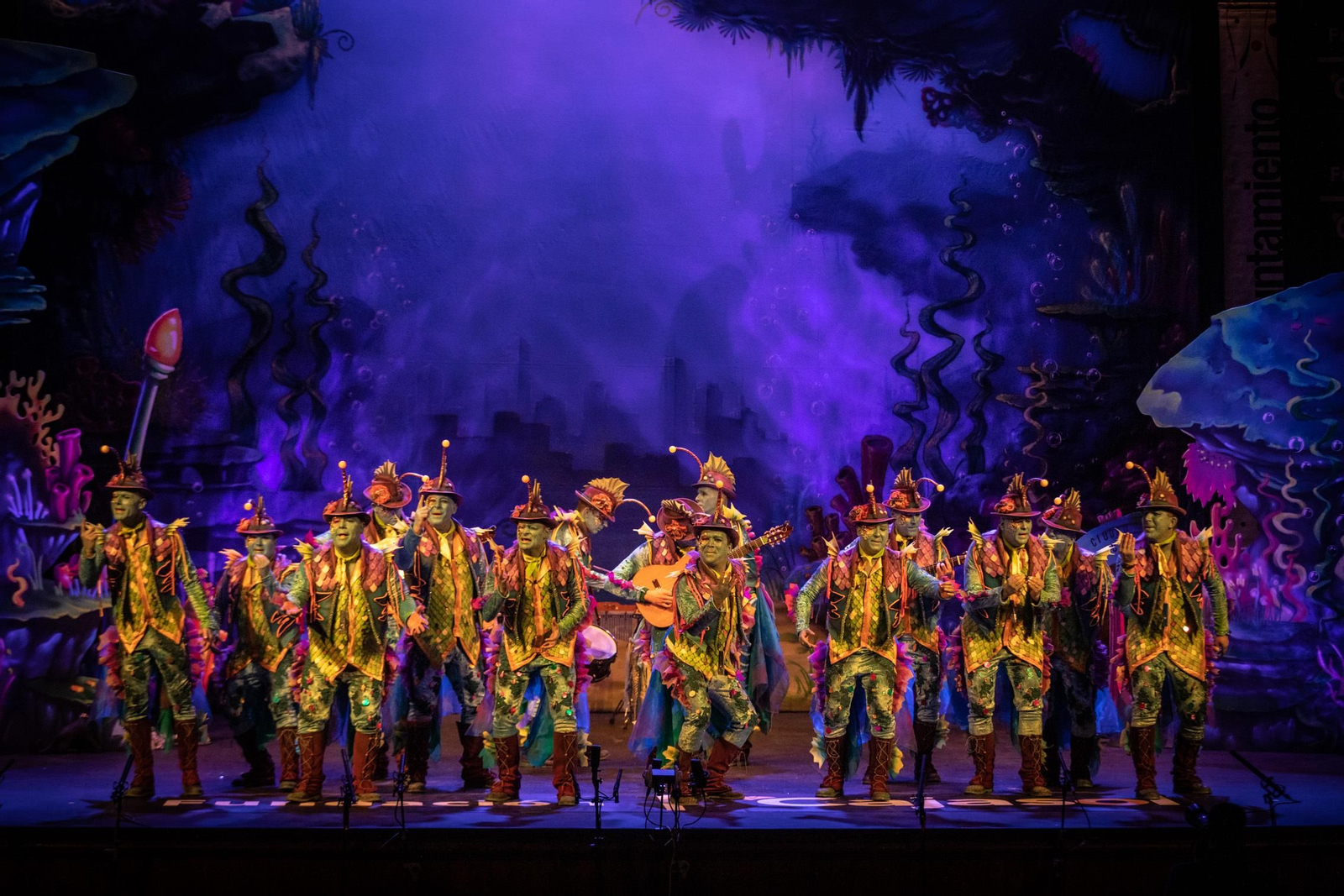 La comparsa 'El arrecife' sobre las tablas del gran teatro Falla