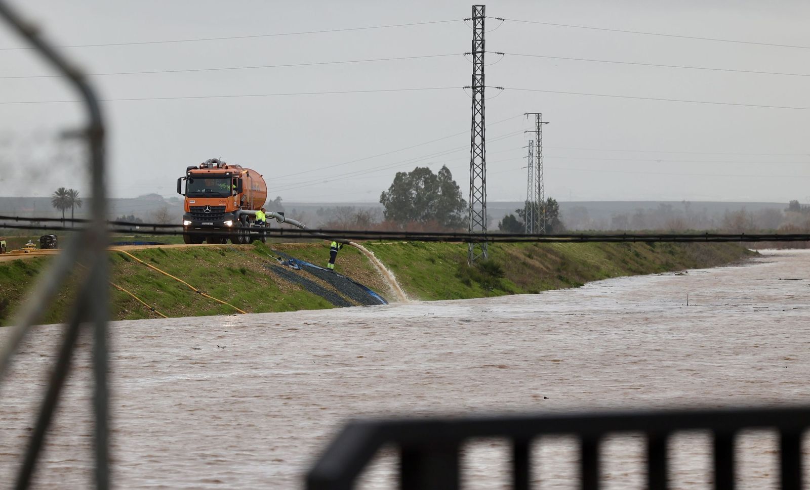 Lora del Río, ante la crecida del Guadalquivir: así lo contiene el muro de defensa