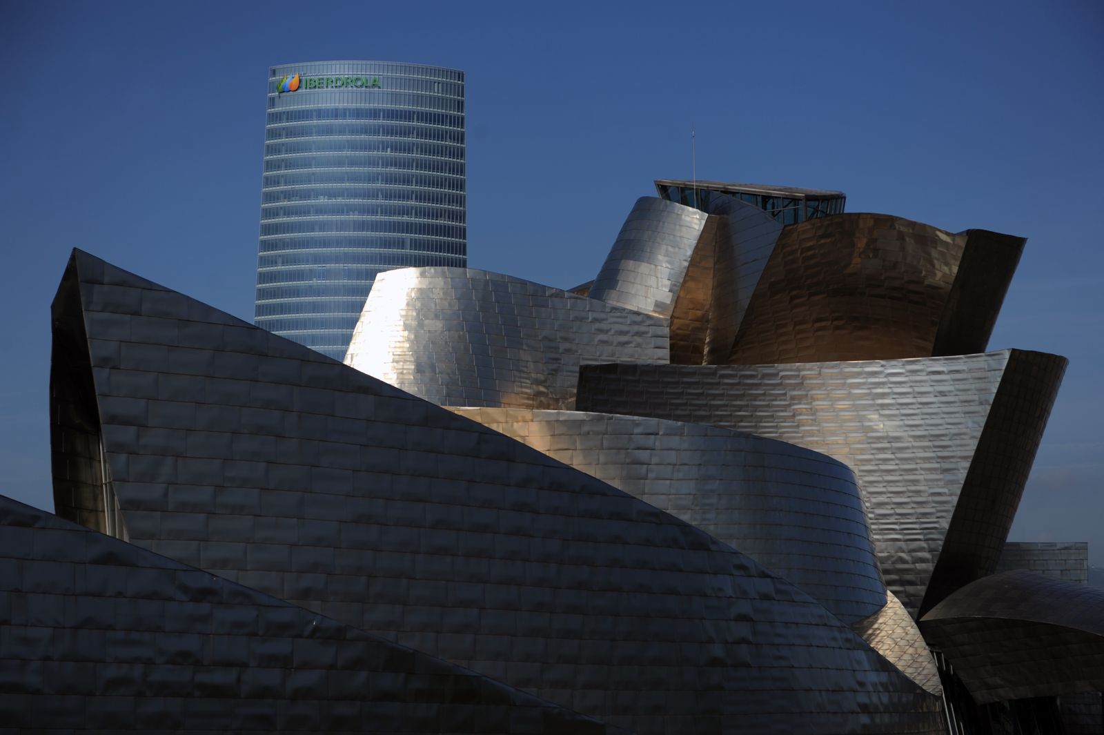 Torre Iberdrola, sede de la compañía en Bilbao, con el museo Guggenheim delante.