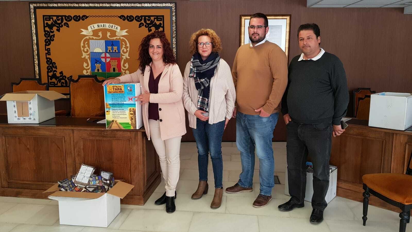 La alcaldesa de Garrucha y concejales durante el recuento de las papeletas.