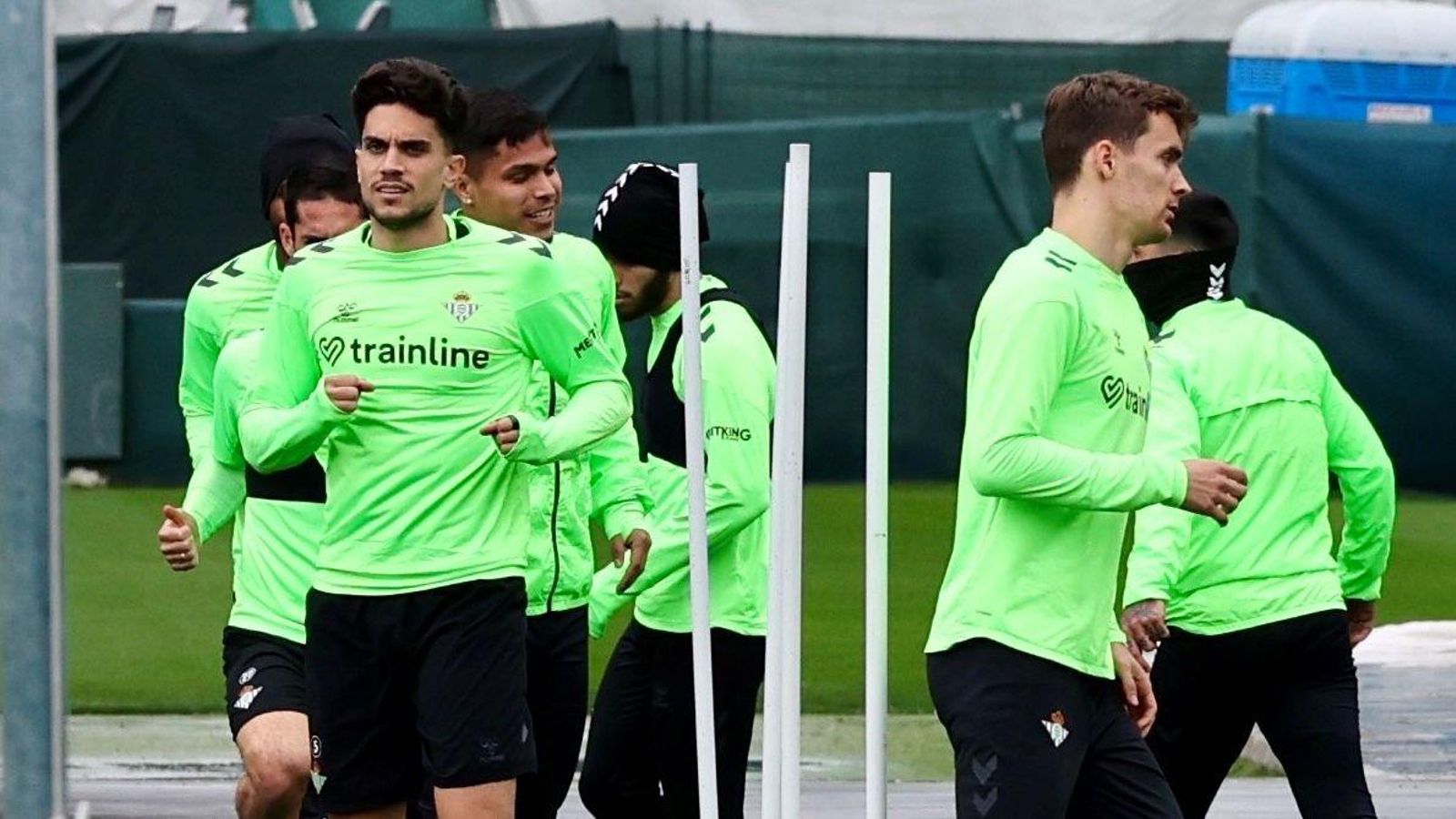 MArc Bartra y Diego Llorente se ejercitan en un entrenamiento.