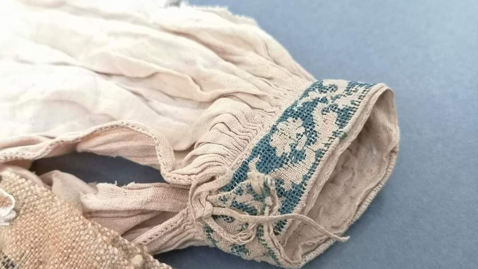 Detalle de una de las mangas de la camisa