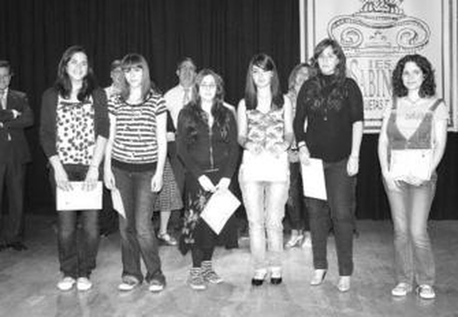 Las ganadoras del Certamen tras la entrega de premios en la Biblioteca Municipal de Roquetas.