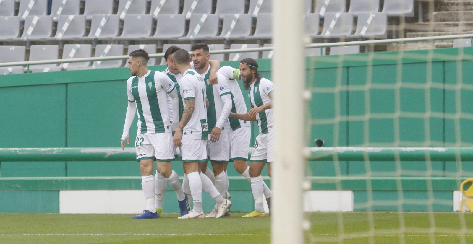 Los jugadores del Córdoba CF celebran el gol que les valió para derrotar al Getafe.