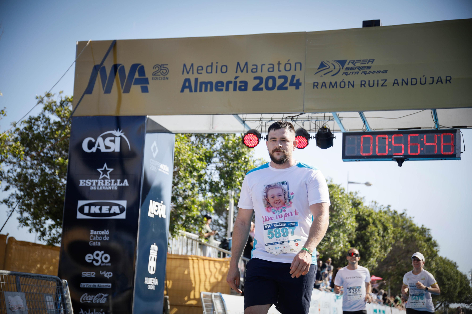 Imágenes de la llegada de la Media maratón Ciudad de Almería